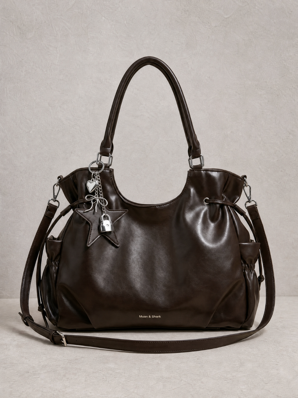 Le Nova tote bag in coffee vegan leather, detail view
