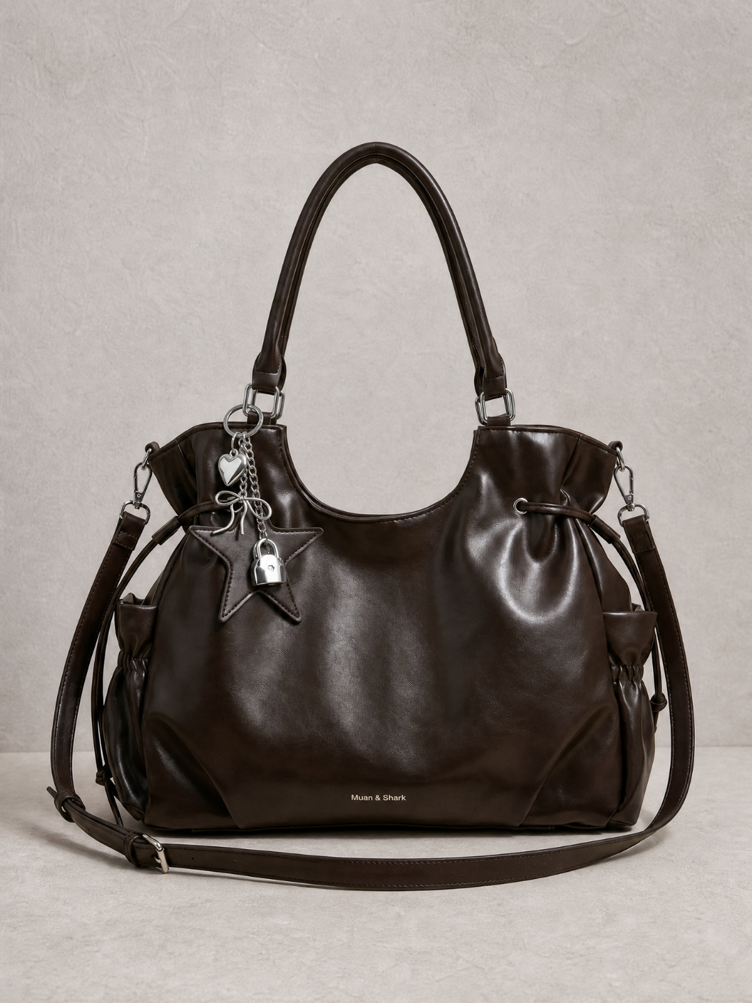 Le Nova tote bag in coffee vegan leather, detail view