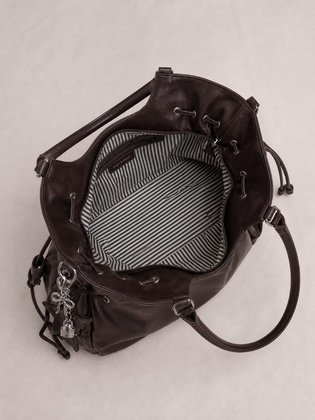Le Nova tote bag in coffee vegan leather, close-up