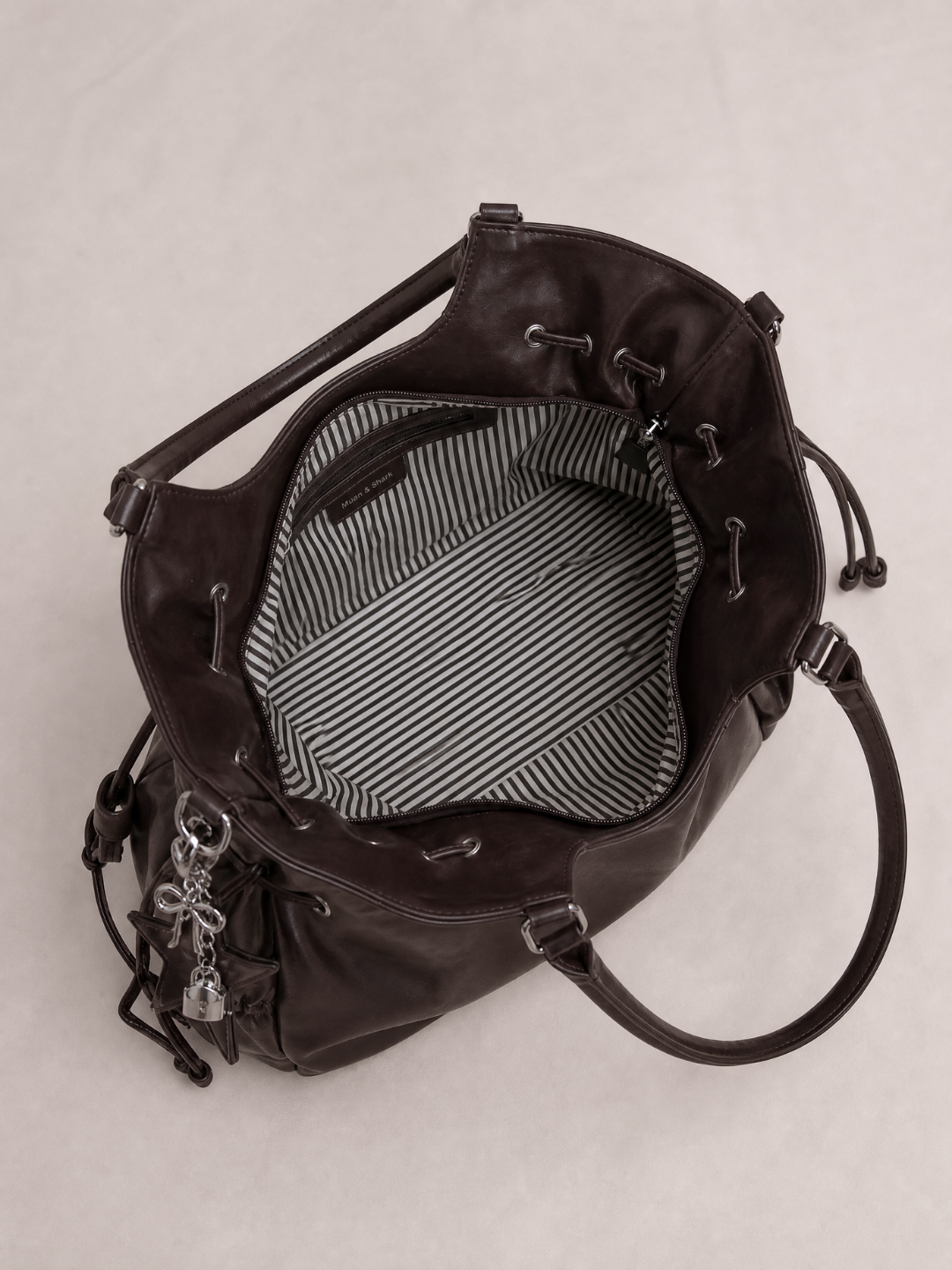 Le Nova tote bag in coffee vegan leather, close-up