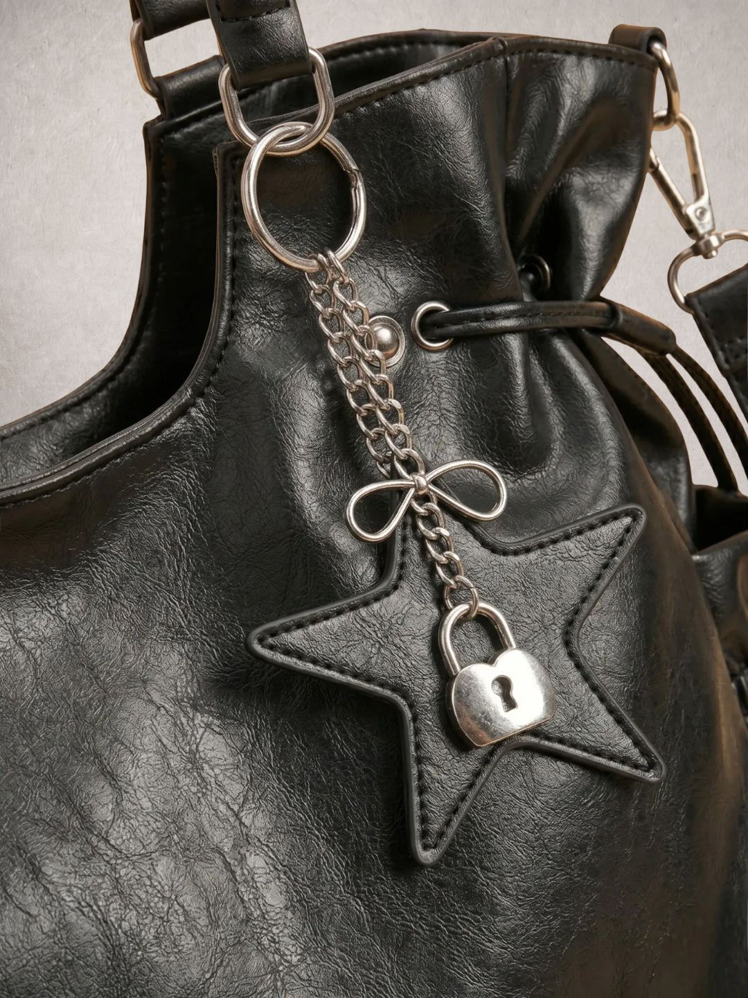 Le Nova tote bag in black vegan leather, detail view