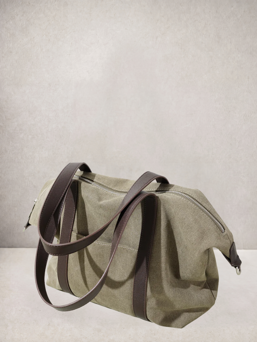 Le Meline tote bag in green canvas, side view showing the detachable strap