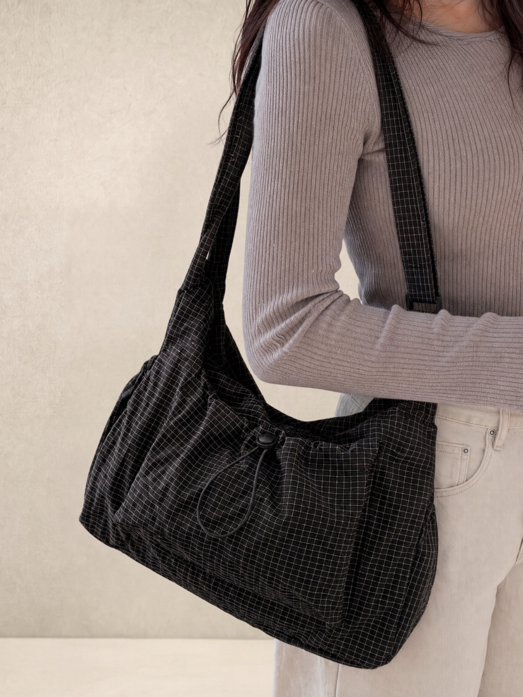 Model wearing the Le Rue black hobo bag on her shoulder
