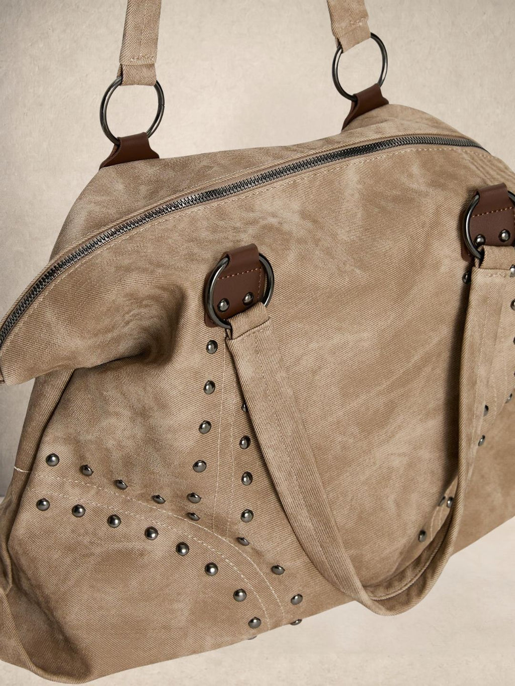 Le Solene shoulder bag in beige vegan leather with stud details, side view