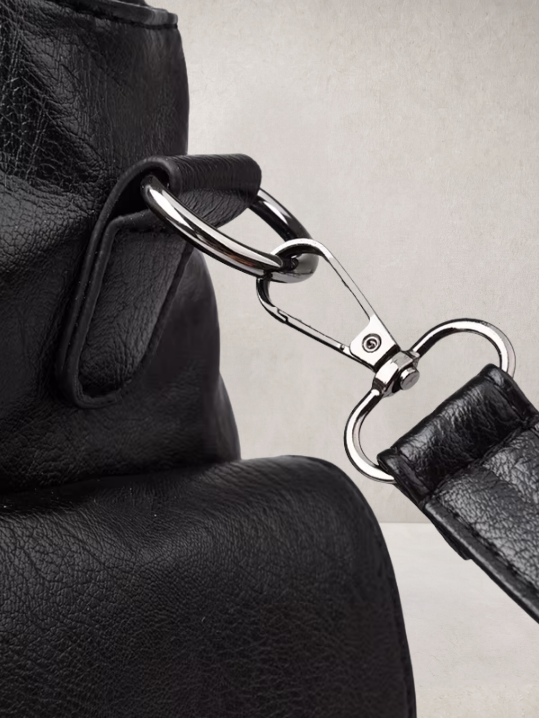 Close-up of the carabiner clip hardware on the L'Elyn bag